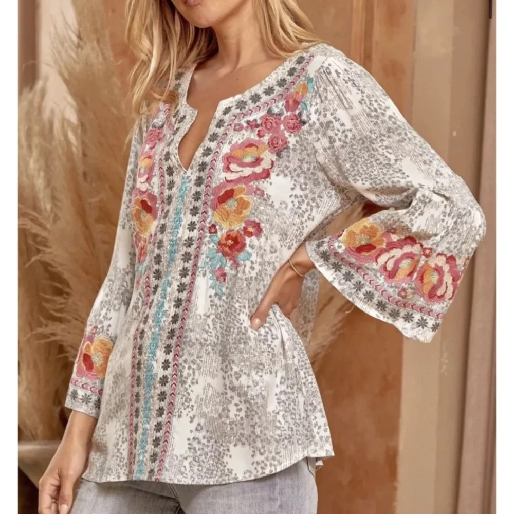 Savanna Jane Floral Embroidered Bell Sleeve Boho Split Neck Top Size Small - Picture 6 of 9